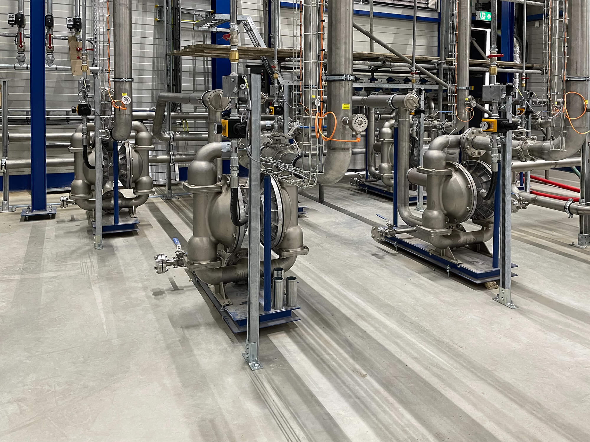 Rijen membraanpompen in de hal van Holland Air Pumps